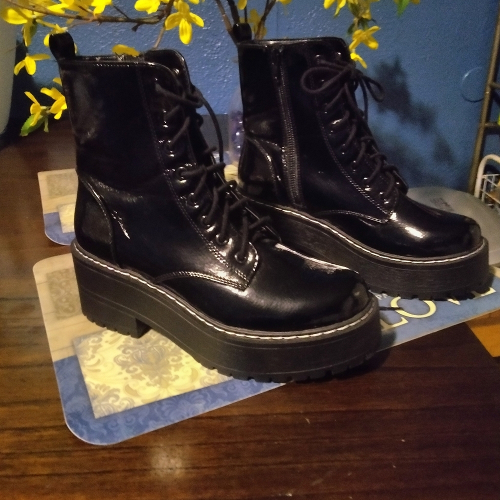 Soda Firm Lug Sole Combat Ankle Boots Chunky Heels Side Zipper Size 8